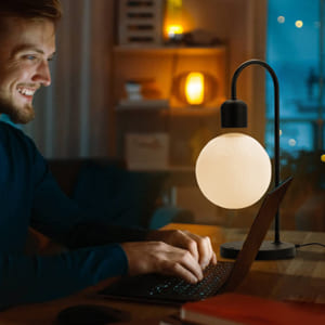 Lámpara Lunar Flotante con Carga Inalámbrica – Iluminación que Desafía la Gravedad